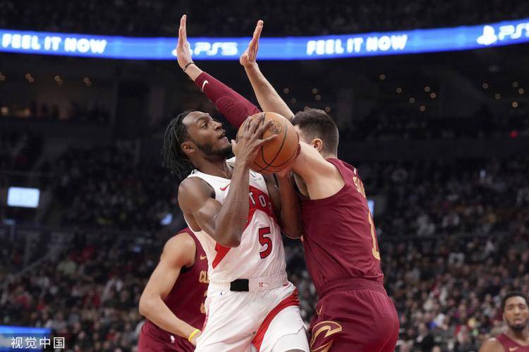 险胜引发热议！，西亚卡姆在篮网比赛中出色防守比赛高潮迭起