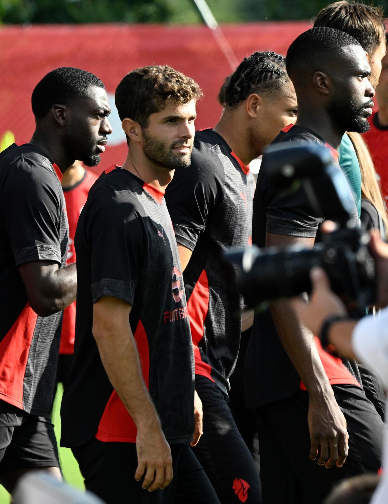 关于AC米兰发布备战花絮，国际比赛日防线松动，中超任务艰巨，球探报告显示潜力的信息